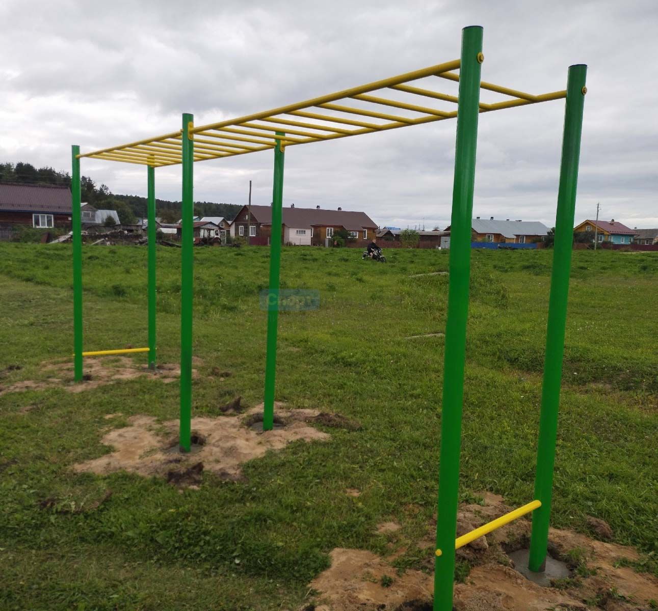 Спортивная площадка с турниками 2